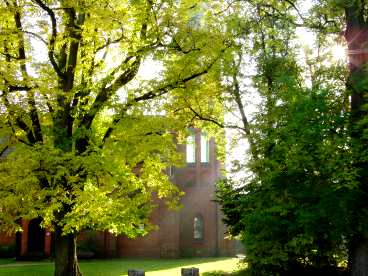 Nebenan die St. Laurentiuskirche Nebenan die St. Laurentiuskirche